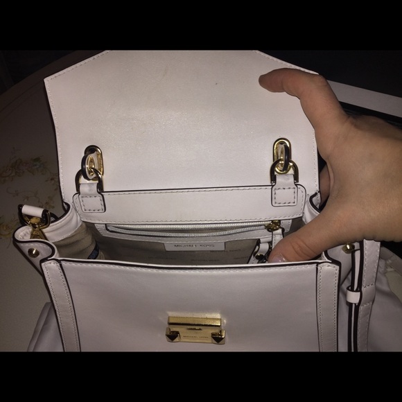 Michael Kors Purse!!! - Picture 2 of 7
